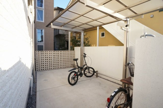 【その他共用部分】 | 入居者様専用の自転車置場です。屋根付きで広々としたスペースです。