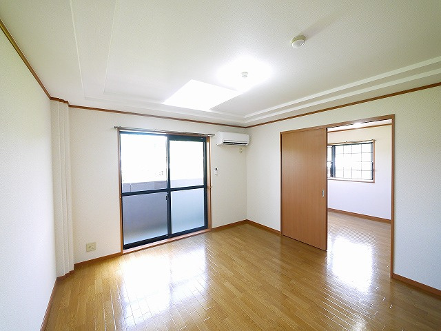 ＣＡＳＡ　ＡＬ　ＤＥＮＴＥ（カーサアルデンテ）の居間・リビング