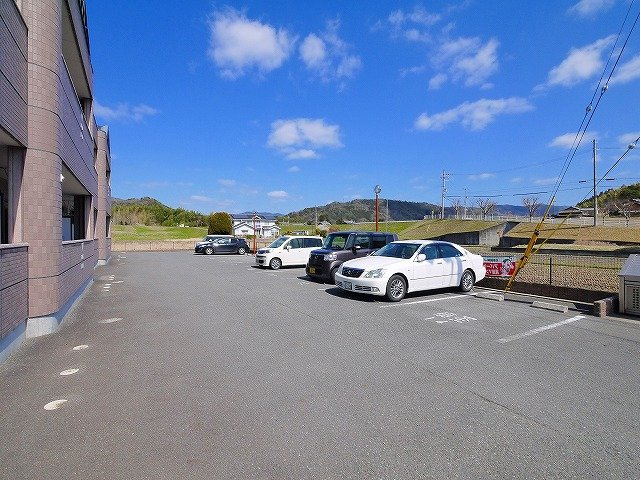 ＣＡＳＡ　ＡＬ　ＤＥＮＴＥ（カーサアルデンテ）の駐車場|ゆとりのある駐車場