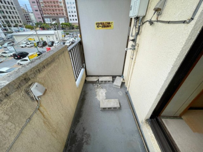 【バルコニー】 | 嘉手納アパート | ※退去前の為、写真と現状が異なる場合がございます