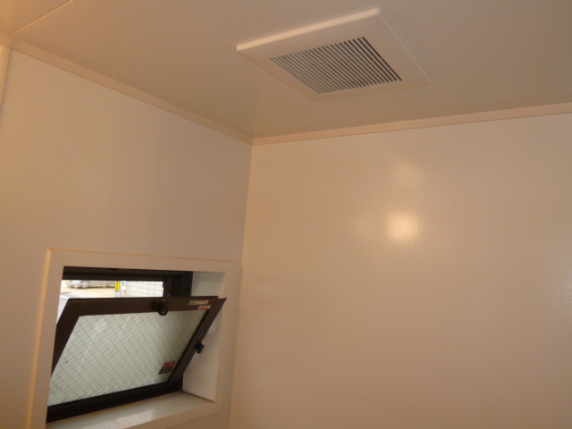 ランピオーネの浴室|浴室窓、換気扇