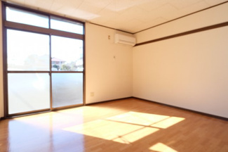 【居間・リビング】 | ファミーユ長谷川 | 同タイプの別室画像です　現況優先でご了承ください