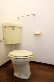 【トイレ】 | ファミーユ長谷川 | 同タイプの別室画像です　現況優先でご了承ください