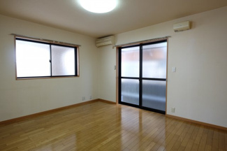 【洋室】 | 穴川ハウス | 広々9帖の洋室です