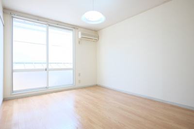 【洋室】 | クレール・ソノ | 同タイプ別室の画像です　現況優先でご了承ください