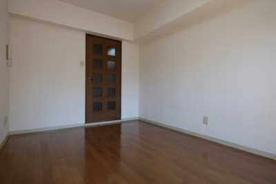 【居間・リビング】 | ミラ轟 | 同タイプ・別室となります。現況優先と致します。