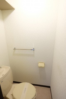 【トイレ】 | ロイヤルハイツ斉藤 | 同タイプ別室の画像です　現況優先でご了承ください