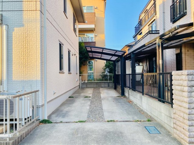 【駐車場】 | リージェント・ハウスＢ棟 | クルマは縦列で2台停められます　奥はカーポートがあります