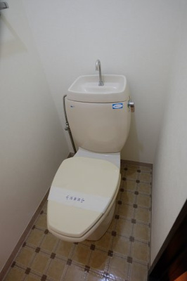 【トイレ】 | コーポｆ | 202号室の画像です　現況優先でご了承ください