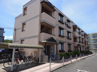 【その他共用部分】 | 屋根付きの駐輪場があるので雨が降っても安心ですね☆駅から自転車もおすすめです！