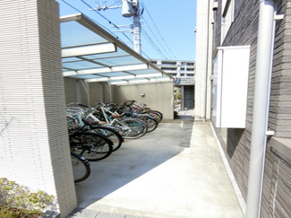 【その他共用部分】 | 屋根付きの駐輪場で雨が降っても大切な自転車が濡れなくてすみますね♪荷物が重いときに自転車があれば助かりますね！