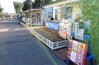 【周辺】 | ＪフラッツＣ | ジョンソンタウンはOld America風の街並みに統一し、SHOPと住宅が一体となって整備されている街区です。/ＪフラッツＣ