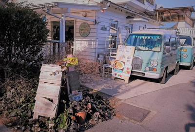 【周辺】 | ＪフラッツＣ | 米軍ハウスを活かした建物は、お店のオーナーの趣向を存分に活かした個性的な店舗が多く、何度も立ち寄りたくなります。/ＪフラッツＣ