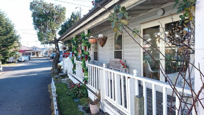 【周辺】 | ＪフラッツＣ | ジョンソンタウン内で暮らしている方も街並みに合わせて飾りつけをされています。/ＪフラッツＣ