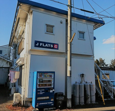 【外観】 | ＪフラッツＣ | ジョンソンタウン内の静かな環境にあるアパートです。/ＪフラッツＣ