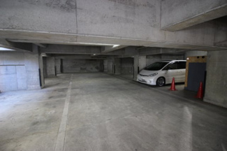 【駐車場】 | 地下駐車場の照明は常時点灯で明るい　動きを感知するとさらに明るくなります