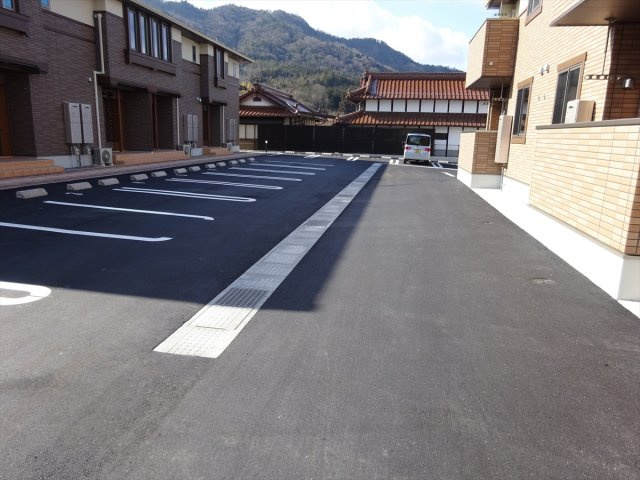 シャイニング・メゾンBの駐車場