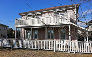 【外観】 | 入間川沿いの閑静な住宅街。自然を間近で感じることができる別荘のような佇まいです。外壁は引き渡し前に修繕を行いますので、お好みの色に変更可能です。