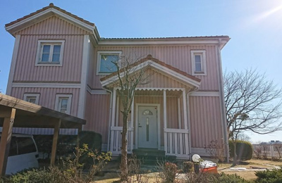 【外観】 | 狭山市一戸建て | 充実した設備と自然を満喫するための仕様が随所に見られるこちらの物件。セカンドハウスとしても、ＳＯＨＯ利用としてもご入居者様のイメージをそのまま受け入れてくれます。