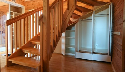 【ロビー】 | 狭山市一戸建て | 階段下のスペースには来訪者用にも利用できるクローゼットが配置されています。