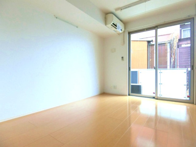 【居間・リビング】 | ソルテア日吉 | 西向きリビングダイニングキッチン9帖☆バルコニーに繋がるお部屋です♪エアコン付きで1年中快適に過ごせますね☆室内物干しも完備しています◎