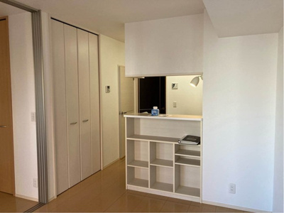 【居間・リビング】 | ソルテア日吉 | 西向きリビングダイニングキッチン9帖☆女性に人気なカウンターキッチンです！カウンター部分には小物を置ける棚がついています！インテリアを飾って楽しむことも♪