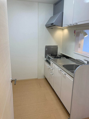 【キッチン】 | ソルテア日吉 | 白を基調としたキッチンです！場所を取るお鍋やお皿もすっきり収納できます♪便利な床下収納を完備◎