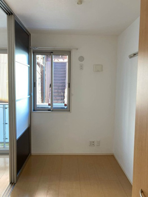 【洋室】 | ソルテア日吉 | 西向き洋室3帖☆リビングダイニングキッチンとの間には圧迫感のない可動間仕切り付き♪壁にはピクチャーレールがあり、絵や写真が飾れます☆