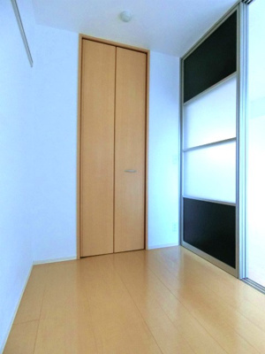 【寝室】 | ソルテア日吉 | 西向き洋室3帖☆ウォークインクローゼットがあります♪お洋服の多い方もお部屋が片付いて快適に過ごせますね♪