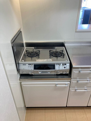 【キッチン】 | ソルテア日吉 | グリル付き2口ガスコンロのキッチンです☆グリルがあるとお料理の幅が広がりますね♪自炊生活で楽しく健康に！