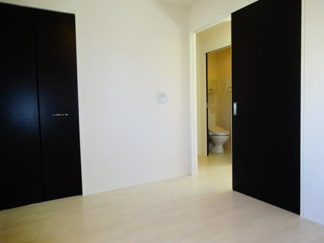 グラス・ニコルの洋室