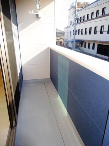 グラス・ニコルのバルコニー