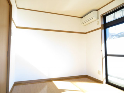 【洋室】 | ガーデンフラット | 南洋室