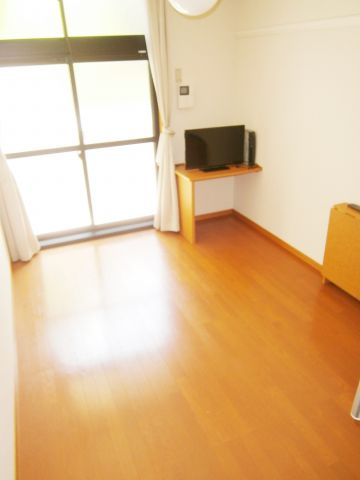 【居間・リビング】 | アイビー | 同タイプ：フローリング。窓も広いお部屋です