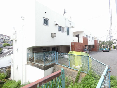 【外観】 | テラスハウス横浜 | 東急東横線「反町」駅徒歩12分！横浜市営地下鉄ブルーライ「三ツ沢下町」駅徒歩11分の2線2駅利用可能！「横浜」駅バス14分「六角橋」バス停徒歩2分とバス利用も通勤・通学に便利！