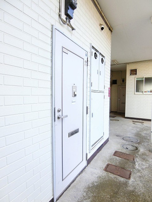【エントランス】 | ハイツ石塚 | 共用廊下です♪雨に濡れずにお部屋に入ることができ、荷物が多い日も便利ですね☆