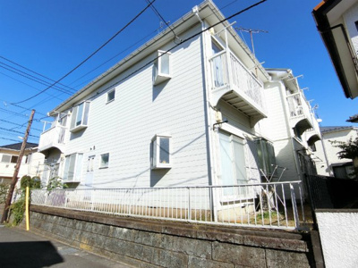 【外観】 | ハイツ石塚 | 小田急線「百合ヶ丘」駅より徒歩6分！便利な立地の2階建てアパートです♪通勤通学はもちろん、お買い物やお出かけにもGood☆