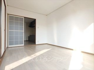 広島市安佐北区落合２丁目のアパートの居間・リビング