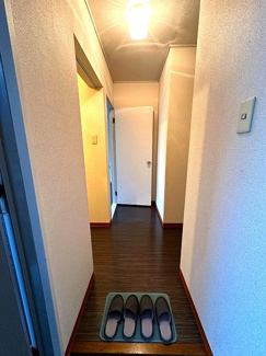 【展望】 | 玄関から室内への景観です！右手奥に和室6帖、左手に洗面所、浴室があります☆