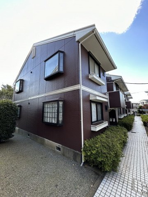 【外観】 | カサグランデA | 「生田」駅にアクセス可能な最寄りバス停まで徒歩1分！便利な立地の2階建てアパートです♪雨の日の通勤やお出かけもバス利用でスムーズです♪