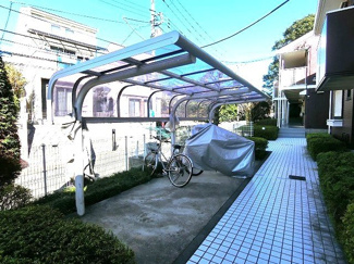 【その他共用部分】 | 屋根付きの駐輪場で雨が降っても大切な自転車が濡れなくてすみます♪荷物が重いときに自転車があれば助かりますね！