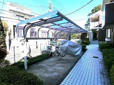 【その他共用部分】 | カサグランデA | 屋根付きの駐輪場で雨が降っても大切な自転車が濡れなくてすみます♪荷物が重いときに自転車があれば助かりますね！