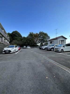 【駐車場】 | カサグランデA | いつでも目の届く敷地内に駐車場があります♪お車をお持ちのファミリーさんにオススメです☆
