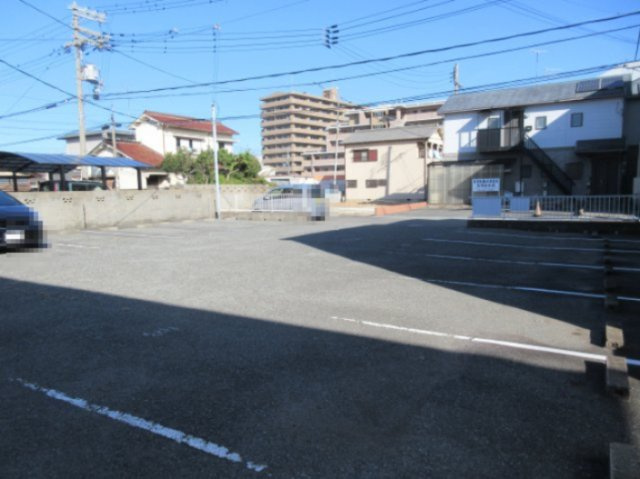 フレグランス西新町の駐車場