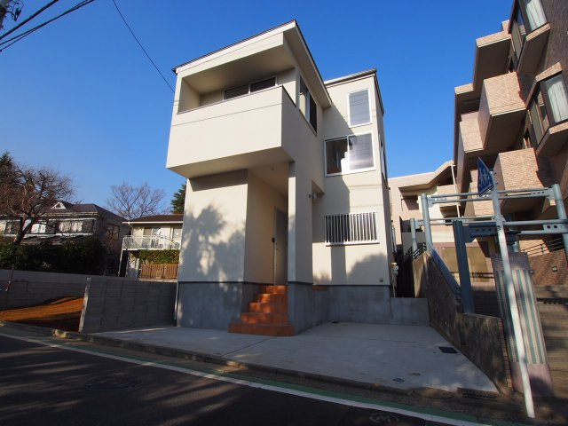 保土ヶ谷区桜ヶ丘２丁目　新築戸建の外観|JR線「保土ヶ谷」駅よりバス利用可、バス停より徒歩約1分の立地です。