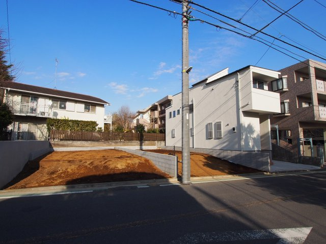 保土ヶ谷区桜ヶ丘２丁目　新築戸建の前面道路含む現地写真|嬉しい、駐車スペース2台分付です。