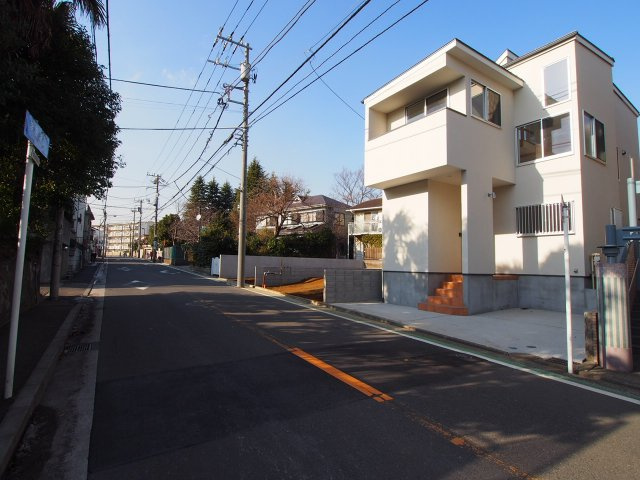 保土ヶ谷区桜ヶ丘２丁目　新築戸建の前面道路含む現地写真|ロフトや納戸など収納豊富な、2SLDK間取り新築戸建です。