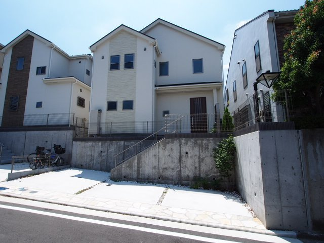 保土ヶ谷区常盤台全２棟　新築戸建の外観|カースペース2台駐車可能なゆとりの敷地です。