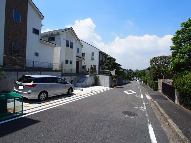 保土ヶ谷区常盤台全２棟　新築戸建の前面道路含む現地写真|前面道路約7ｍと広く、車庫入れラクラク、開放感もございます。