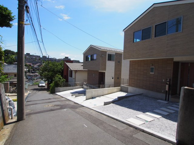 保土ヶ谷区初音ケ丘全３棟　新築戸建の前面道路含む現地写真|公園やスーパーも近く、子育てにも適した環境です。